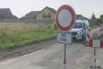 Obyvatelé Borku chtějí jezdit do Brandýsa kratší objížďkou. Město jim to nechce povolit