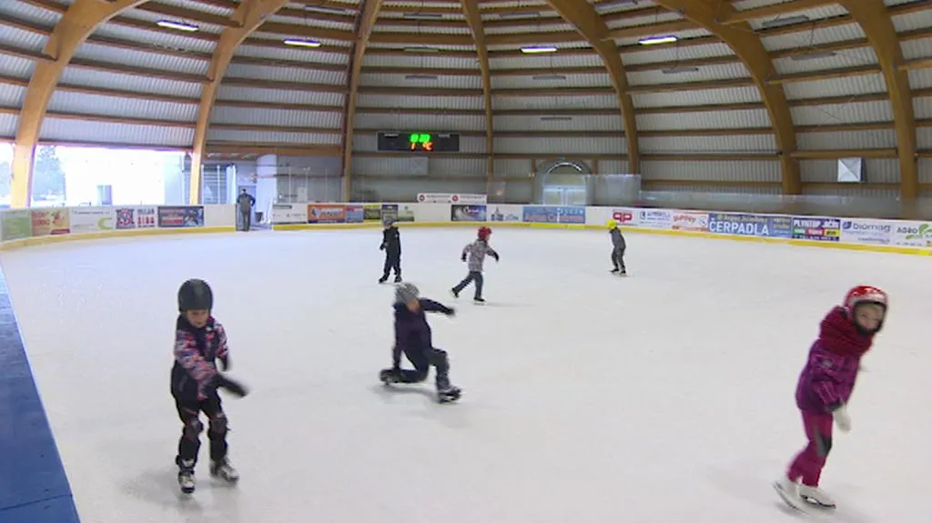 Stadion má otevřené rohy, kudy fouká