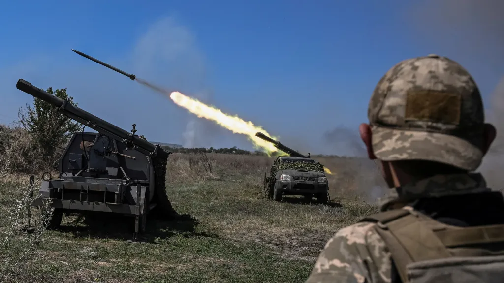 Ukrajinští vojáci střílejí z malého raketového systému