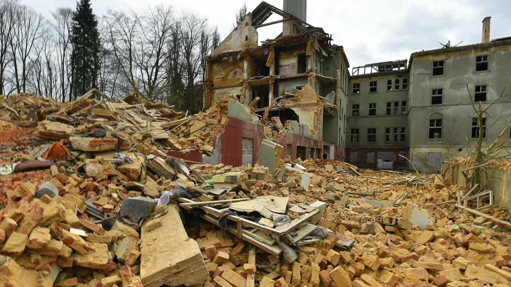 Zdemolovaný klášter v Chebu