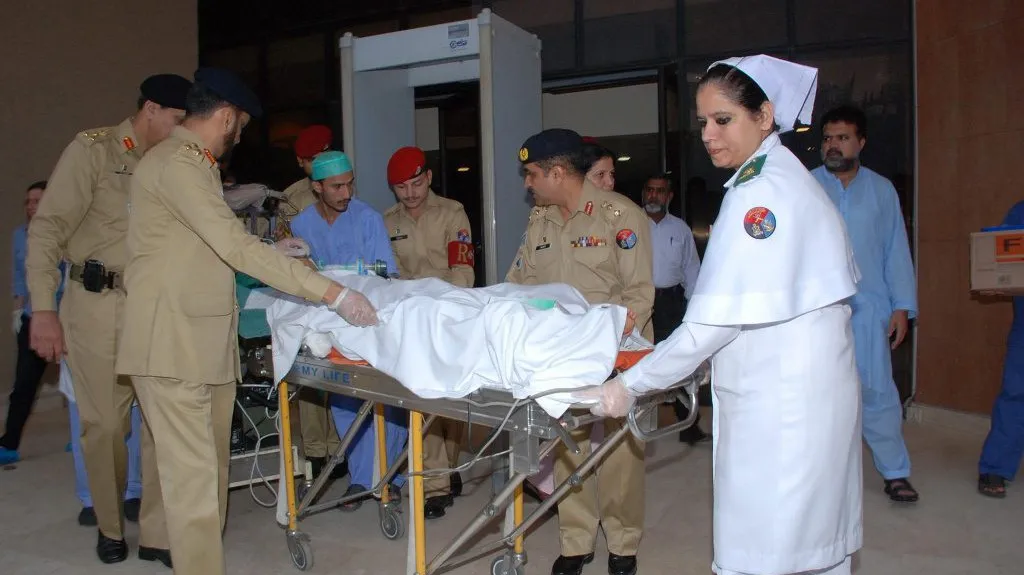 Armádní doktoři převážejí Malalaj do nemocnice v Birminghamu