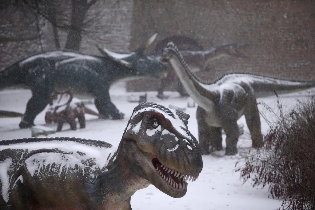 Dinosauři v bělehradském parku zažili tento týden dobu ledovou