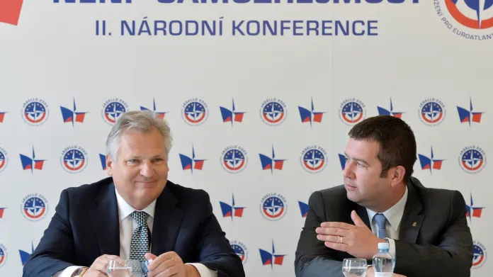 Aleksander Kwasniewski s Janem Hamáčkem na konferenci Naše bezpečnost není samozřejmost