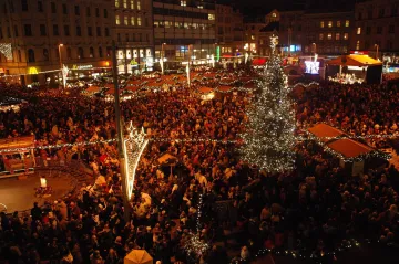 Začaly vánoční trhy. V Brně se slavnostně rozsvítil strom