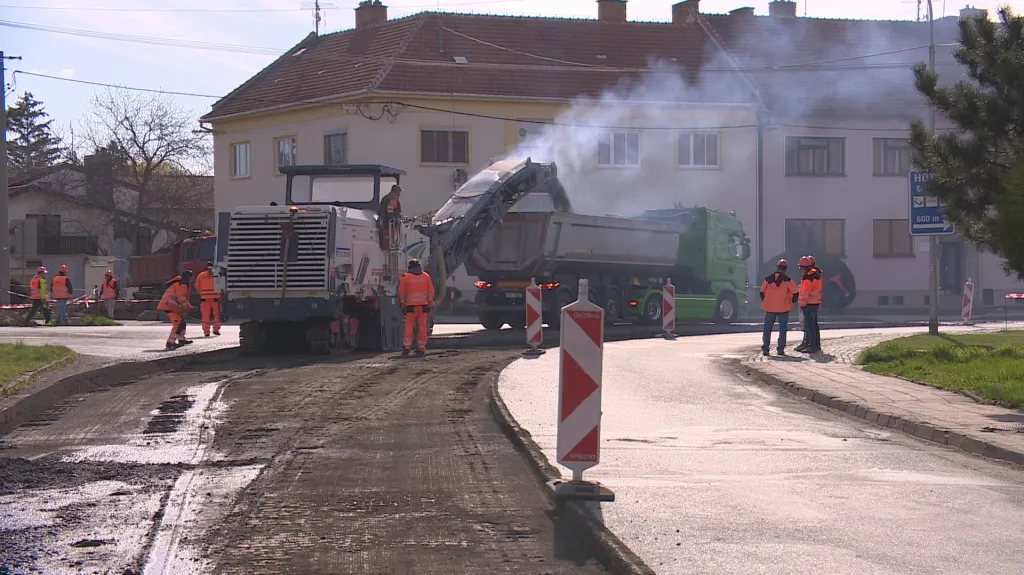 Oprava silnice ve Slavkově