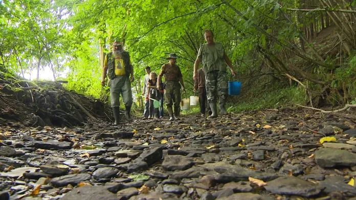 Aktivisté zachraňovali raky z vyschlého Janovského potoka