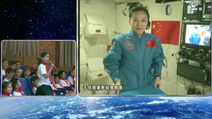 Čínská kosmonautka Wang Ja-pching při vesmírné přednášce
