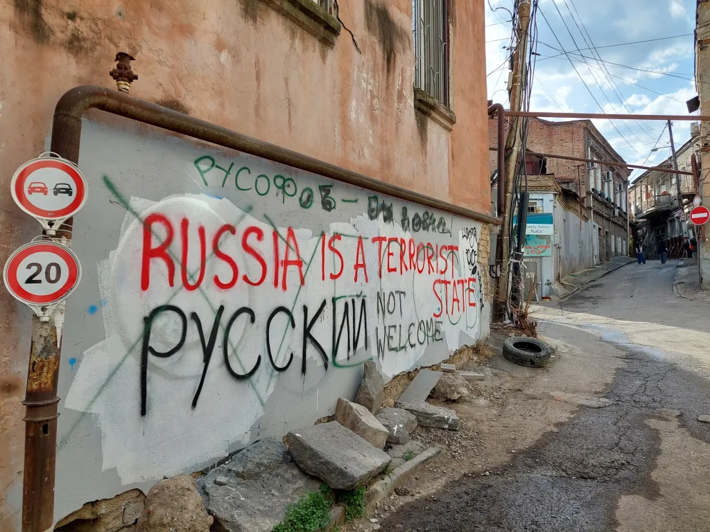 Červeně „Rusko je teroristický stát“, černě „Rus není vítán“, zeleně „Rusofob je bu***ant“
