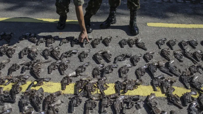 Brazilská armáda zabavila v Riu de Janeiro tisíce zbraní