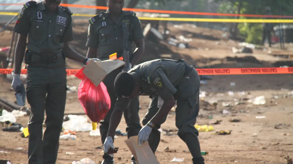 Nigerijská policie na místě incidentu