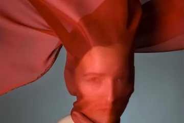 Míchání barev, kompozic a stylů předvedou na Prague Photo fotografové zkušení i studující