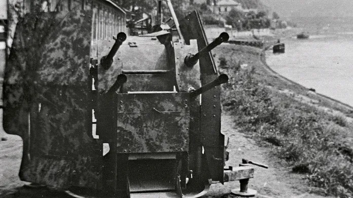 Pozice lehkého flaku u Dolního Žlebu nedaleko Děčína na jaře 1945