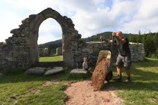 Archeologové zkoumají, proč stál pod vrchem Krudum kostel. Žádnou osadu zatím neobjevili