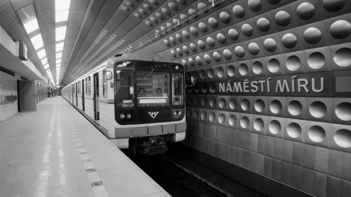 Metro 81-71 ve stanici Náměstí Míru den před zahájením provozu na trase I.A