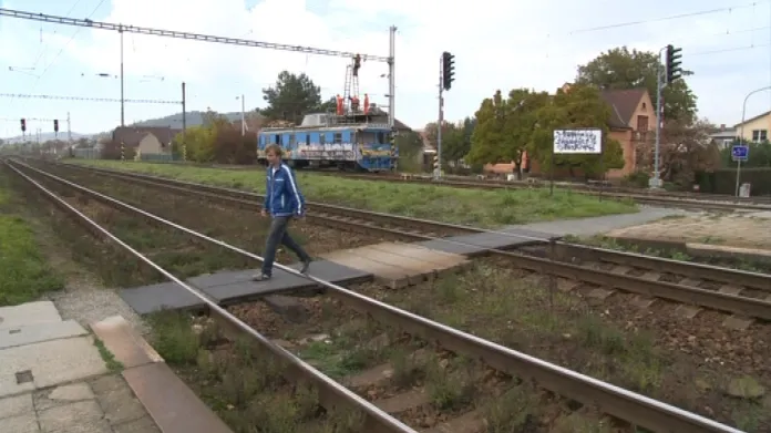 Přecházení kolejí v Kuřimi