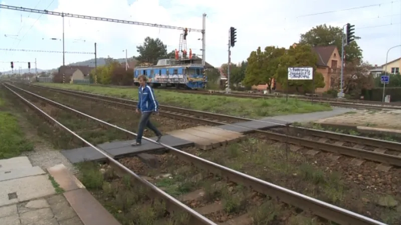 Přecházení kolejí v Kuřimi