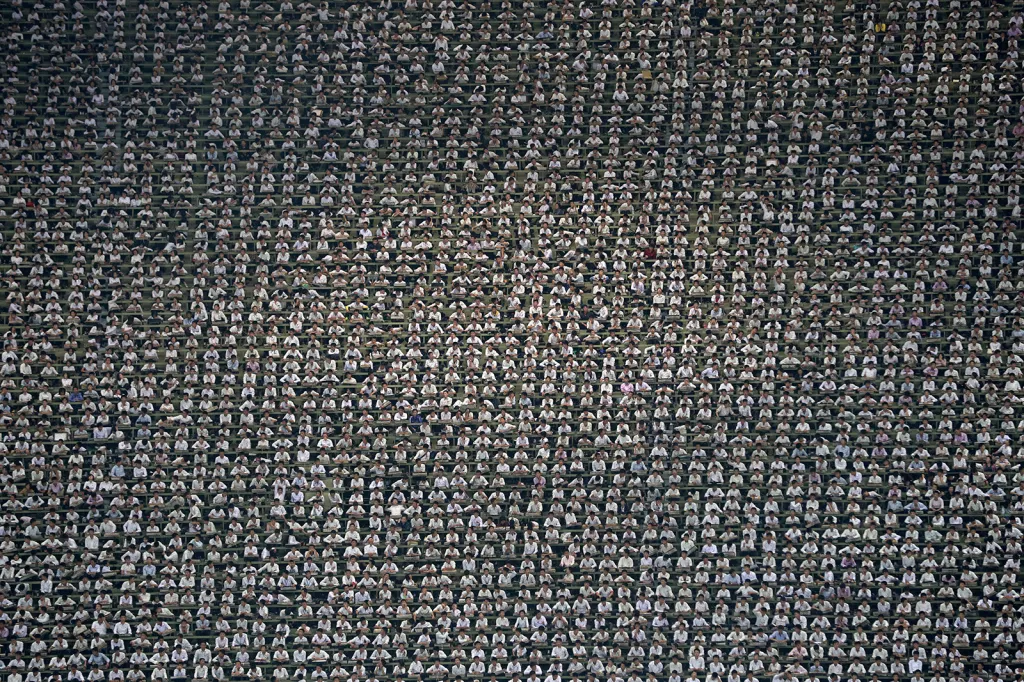 Představení s názvem Slavná země na stadionu May Day v Pchjongjangu u příležitosti návštěvy jihokorejského prezidenta Mun Če-ina