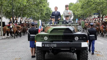 Emmanuel Macron jel před přehlídkou v otevřeném autě po třídě Champs-Elysées