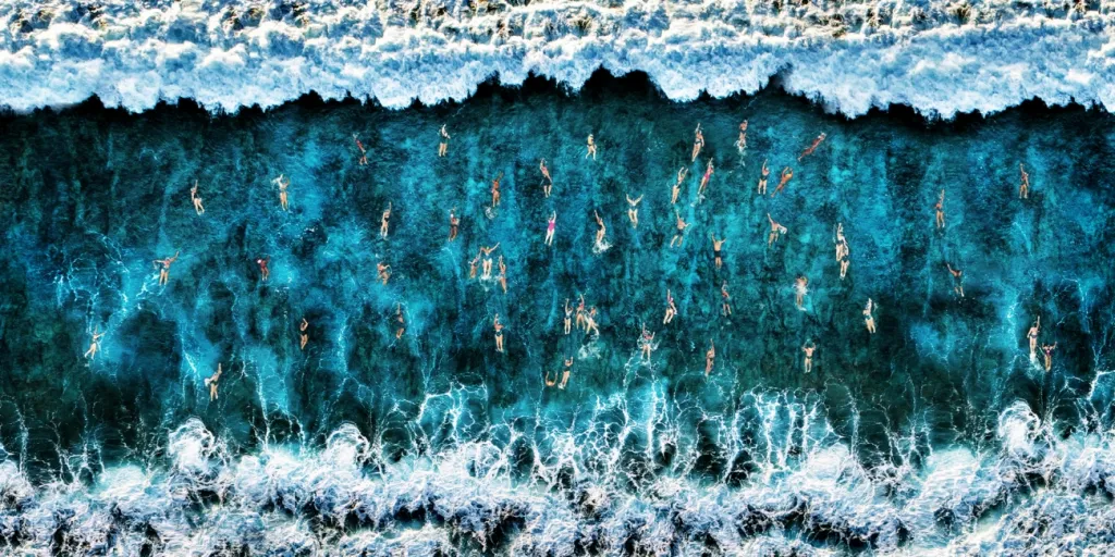 Vítěz v kategorii Sport: snímek On the Sea zobrazuje plavce ve zpěneném moři