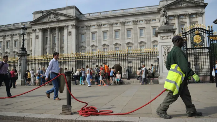Před Buckinghamským palácem se srocují lidé očekávající narození královského potomka