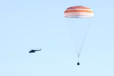 Poškozený Sojuz přistál v kazašské stepi. Vracel se bez posádky kvůli poškození meteoritem