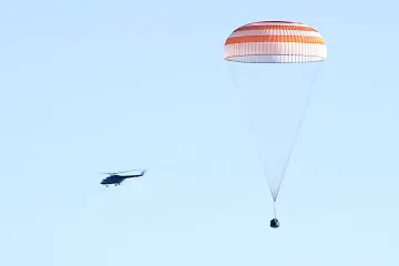 Poškozený Sojuz přistál v kazašské stepi. Vracel se bez posádky kvůli poškození meteoritem