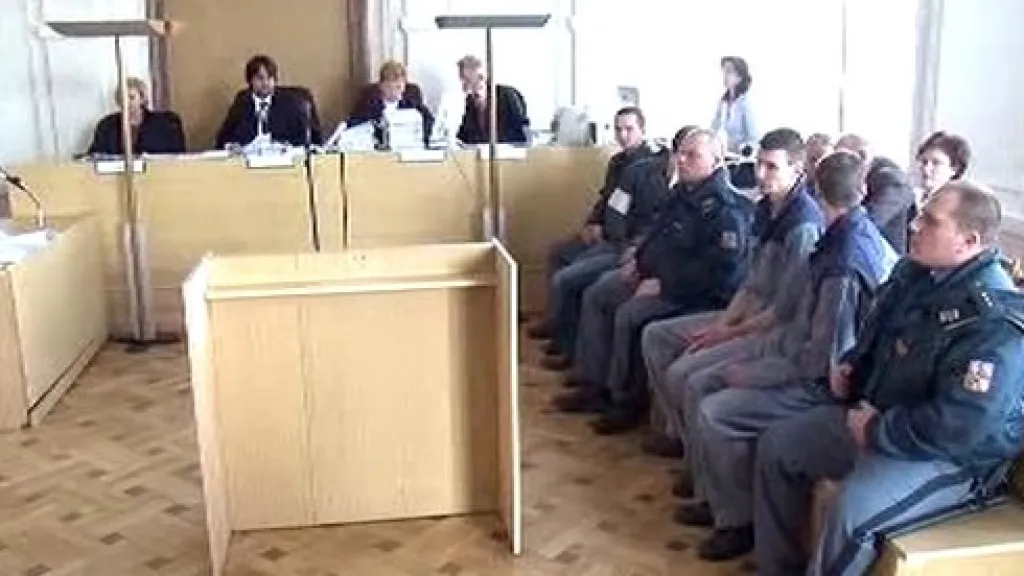 Členové gangu u soudu