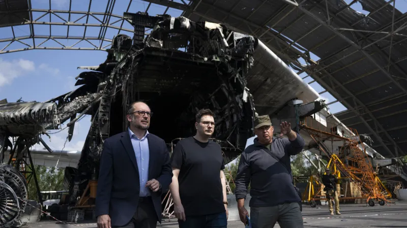 Český ministr zahraničí Jan Lipavský (Piráti) a rakouský šéf diplomacie Alexander Schallenberg si prohlížejí trosky nákladního letounu Antonov An-225