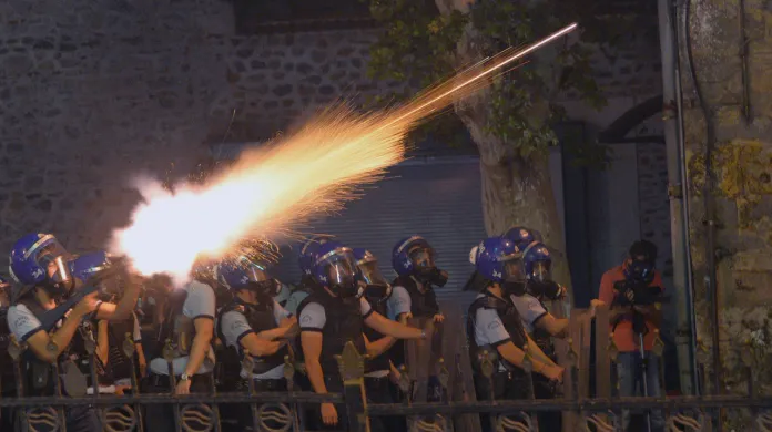 Zásah turecké policie proti demonstrantům v Istanbulu