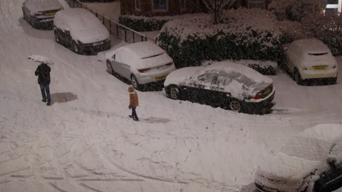 Sníh ochromil dopravu ve Francii i Británii