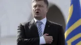 Petr Porošenko na vojenské přehlídce