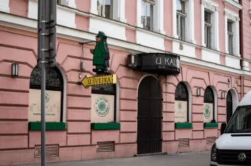 Zatkněte ho U Kalicha, ale možná bude U Fleků či U Vejvodů. S dobrým vojákem Švejkem po pražských hospodách