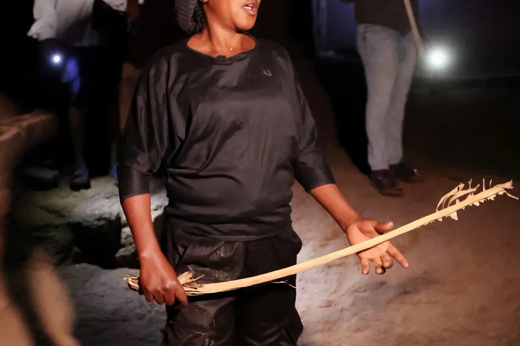 Na bezpečí své komunity dohlíží ozbrojeny pouze klackem a občanským průkazem. S ohledem na nebezpečnost své práci si zakrývají v noci tvář, aby utajily svou identitu