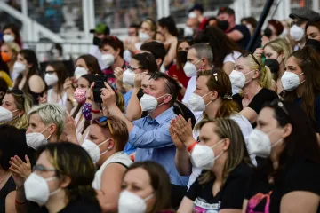 Kultura rozvolňuje. Chinaski hráli pokusný koncert, Národní divadlo zajímá, co bude na podzim