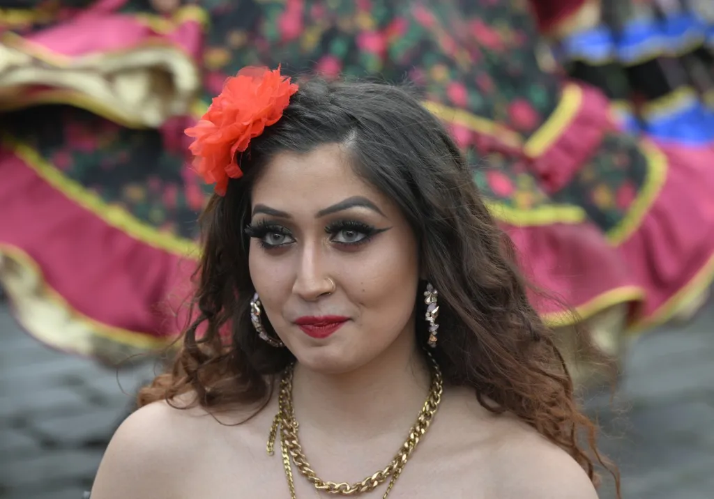 K vidění bylo flamenco i tanečnice v širokých pestrých sukních s umělými červenými růžemi či karafiáty ve vlasech