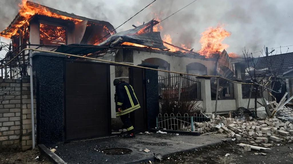 Zničený dům v Chersonu po ruském ostřelování