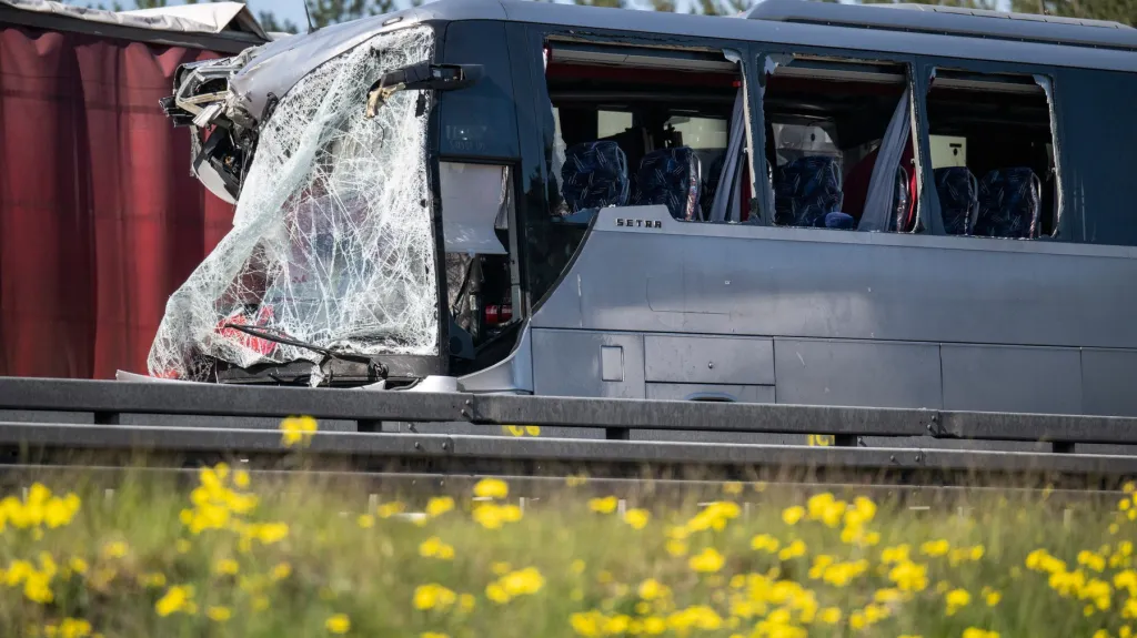 Autobus po nehodě na dálnici A12 v Německu