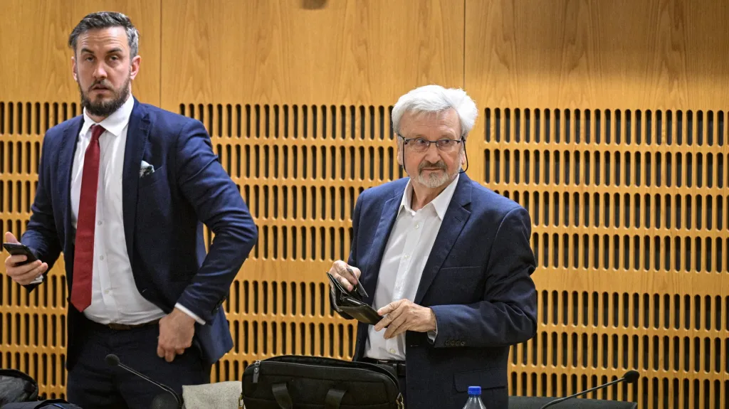 Jan Cimický (vpravo) se svým obhájcem Miroslavem Kučerkou (vlevo)