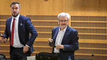 Jan Cimický (vpravo) se svým obhájcem Miroslavem Kučerkou (vlevo)