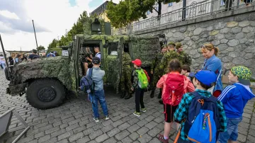 Návštěvníci obhlížejí vojenské vozidlo