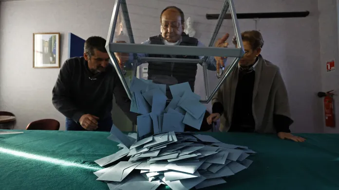 Volební komise sčítá výsledky prvního kola francouzských prezidentských voleb
