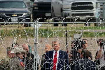 Půl hodiny a 480 kilometrů od sebe. Biden i Trump navštívili hranici USA s Mexikem
