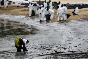 Singapurské pláže kvůli srážce dvou lodí zčernaly