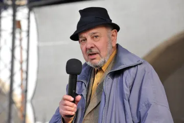 Zemřel romský aktivista a politik Karel Holomek