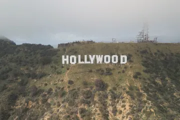 Slavnému hollywoodskému nápisu je sto let, místní u něj chtějí zřídit návštěvnické centrum