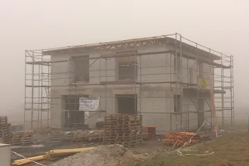 Desítkám rodin v obci Hory hrozí ztráta domovů. Developer je ve sporu s původním vlastníkem pozemků