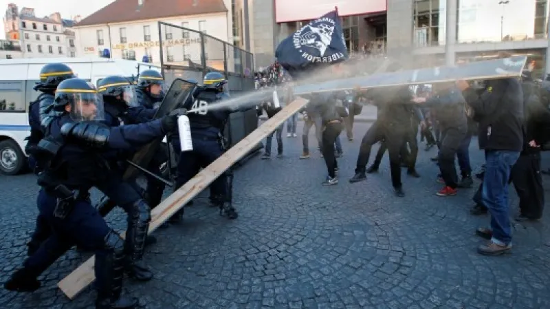 Policie nastoupila proti davu se slzným plynem