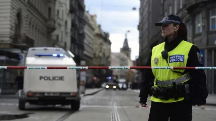 Policisté zkoumají výbušninu z pražské banky