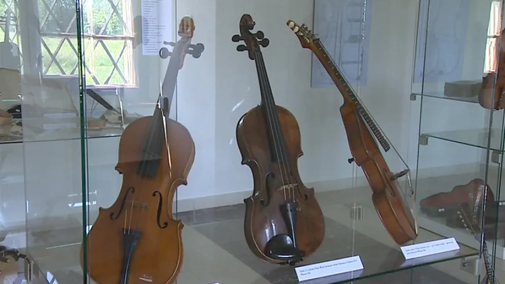 Výstava představuje 500 let historie houslí