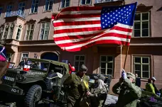 Konvoj historických armádních vozidel v Praze připomněl konec 2. světové války